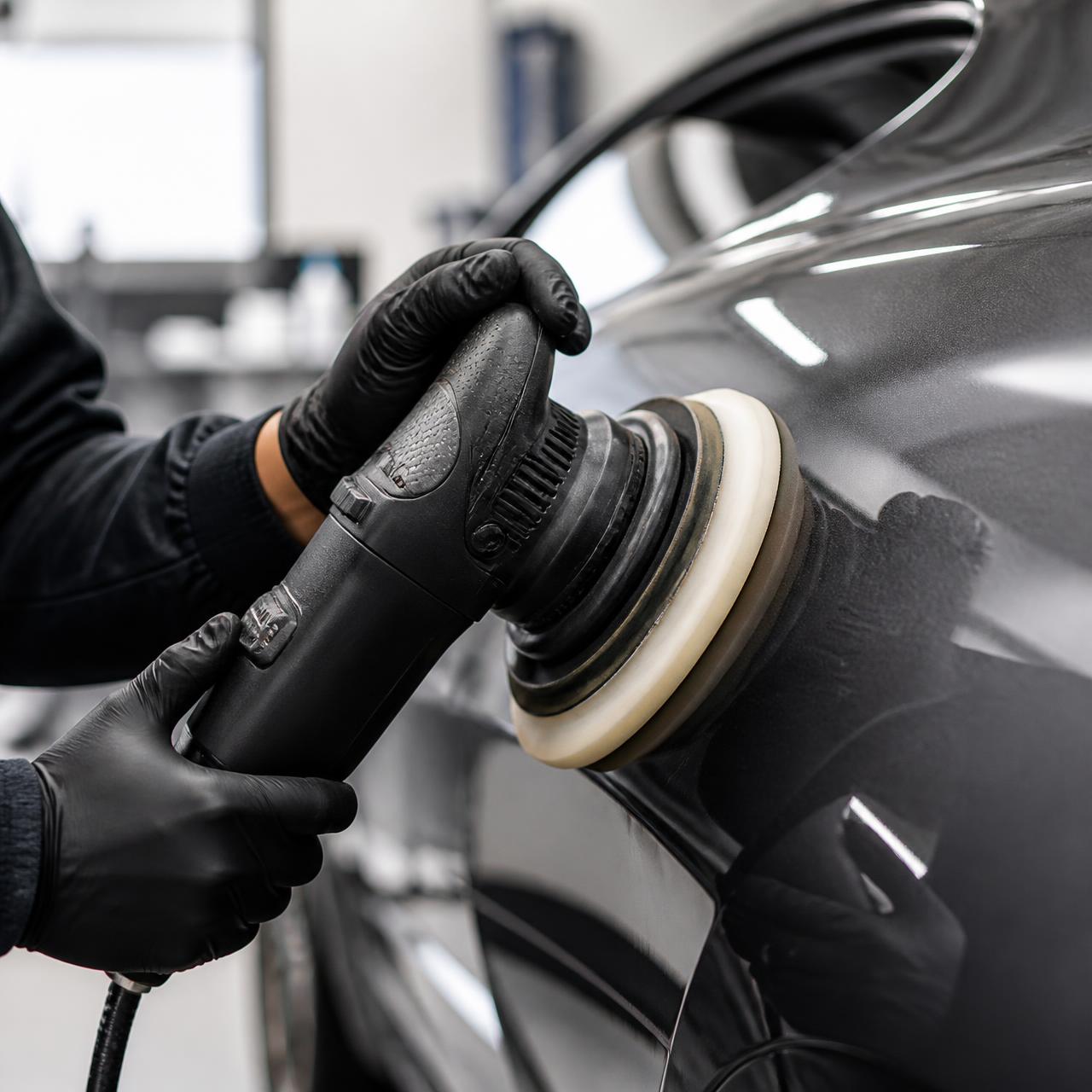 Détail d'une intervention de finition à la Carrosserie du Palais